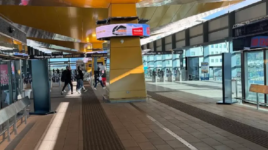 How Can Commuters Fly Manchester to Luton Most Efficiently