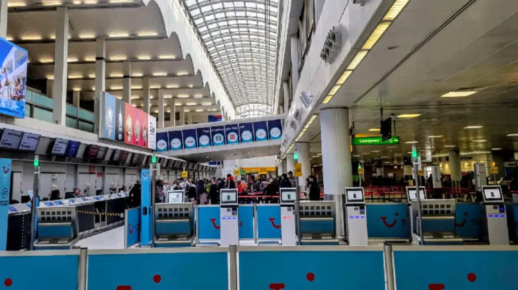 How much do Glasgow to Manchester Airport train tickets cost?