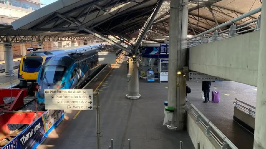 How much do Glasgow to Manchester Airport train tickets cost?