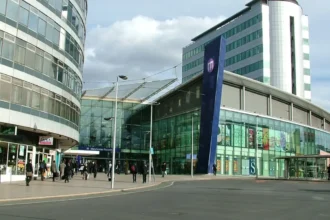 How Far is Manchester from London?