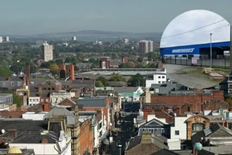 Gore spill 1000L caustic leak forces evacuations, road closures, Manchester 2026