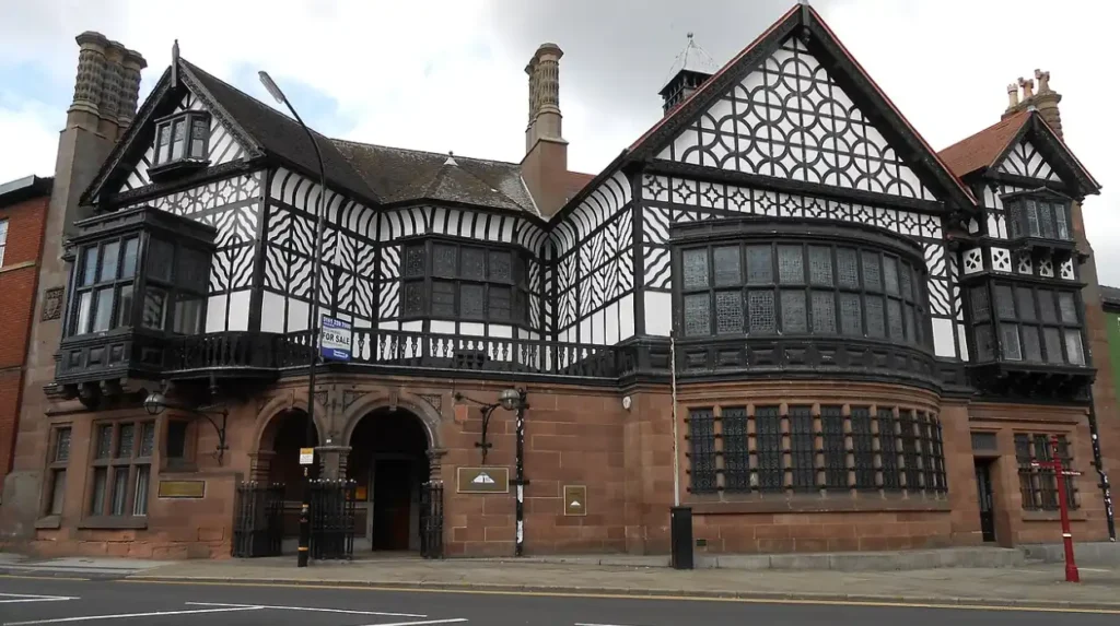 Altrincham vs Manchester City Centre: Where Should You Stay?