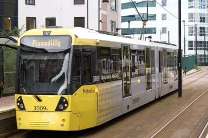 How does the Metrolink tram network connect Manchester to Altrincham