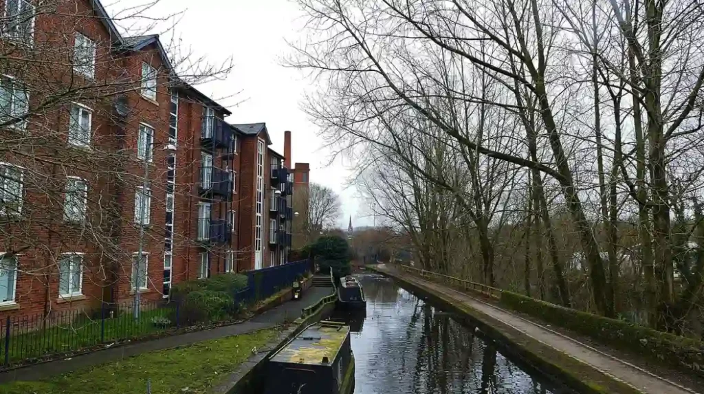 What Is the Overview of Canal Walk Routes Around Ashton?