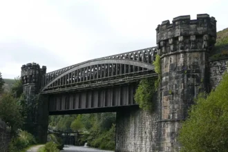 What Is the Overview of Canal Walk Routes Around Ashton