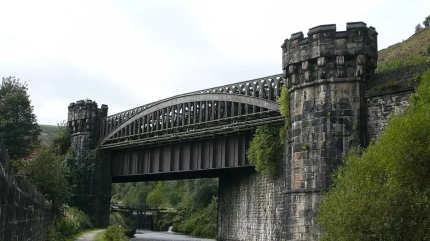 What Is the Overview of Canal Walk Routes Around Ashton